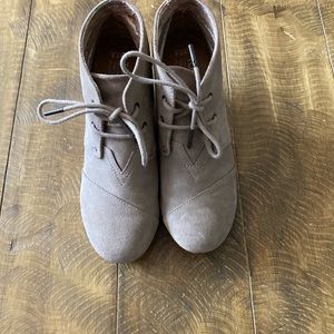 TOMS Suede Wedge Tan 7.5